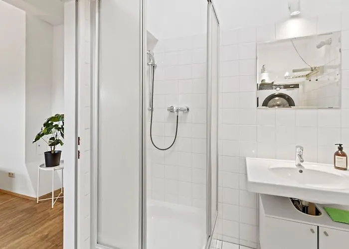 Spacious Next To Shopping Mall Apartment *