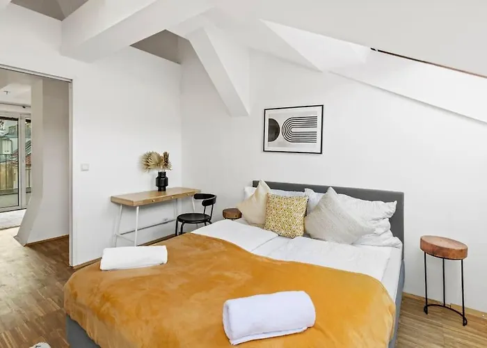 Spacious Next To Shopping Mall *