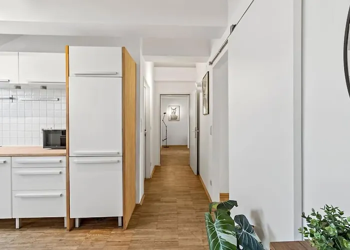 Spacious Next To Shopping Mall Apartment *