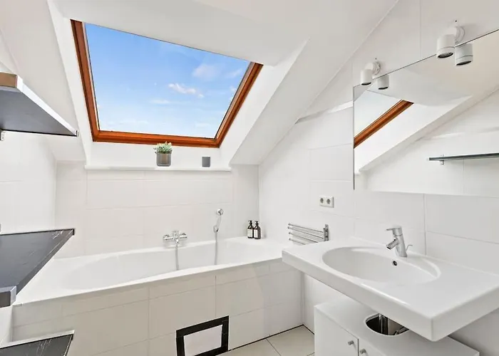 Spacious Next To Shopping Mall Apartment