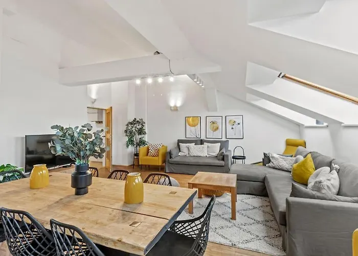 Spacious Next To Shopping Mall Apartment