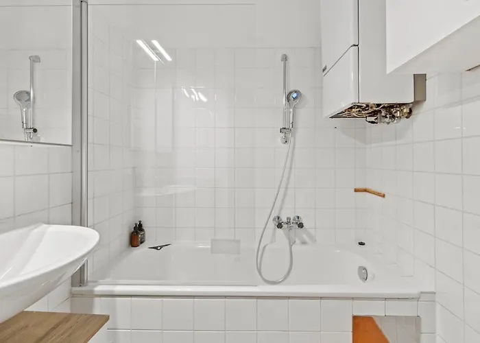 Spacious Next To Shopping Mall Apartment *