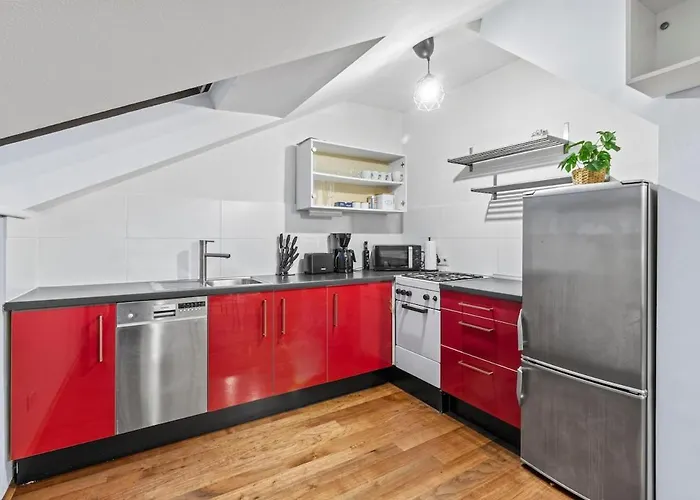 Apartment Spacious Next To Shopping Mall *