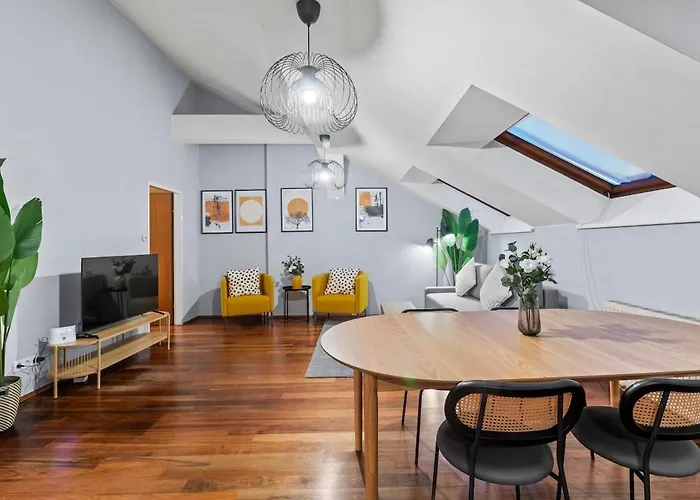 Spacious Next To Shopping Mall *