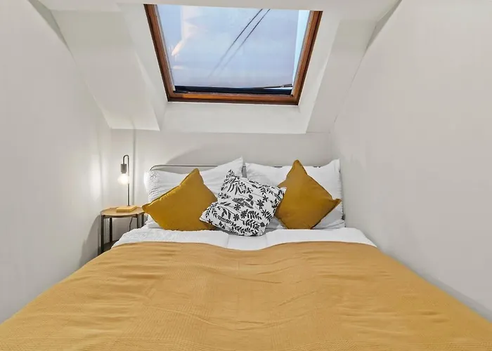 Apartment Spacious Next To Shopping Mall