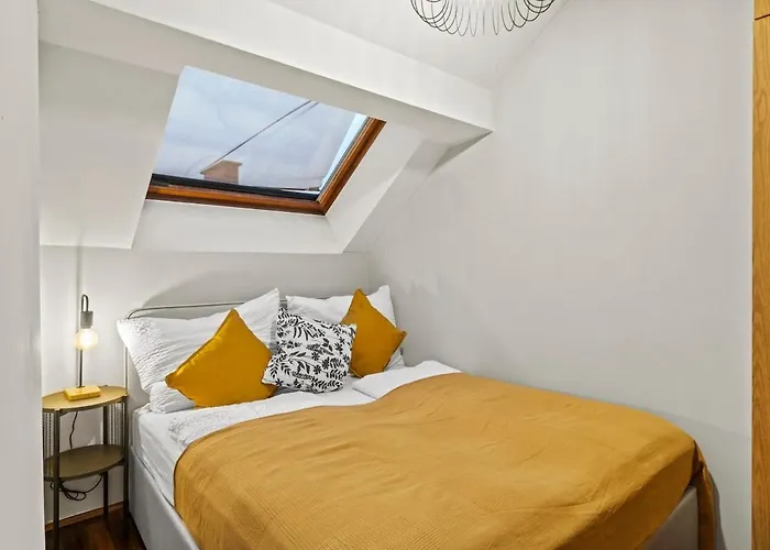 Spacious Next To Shopping Mall Apartment