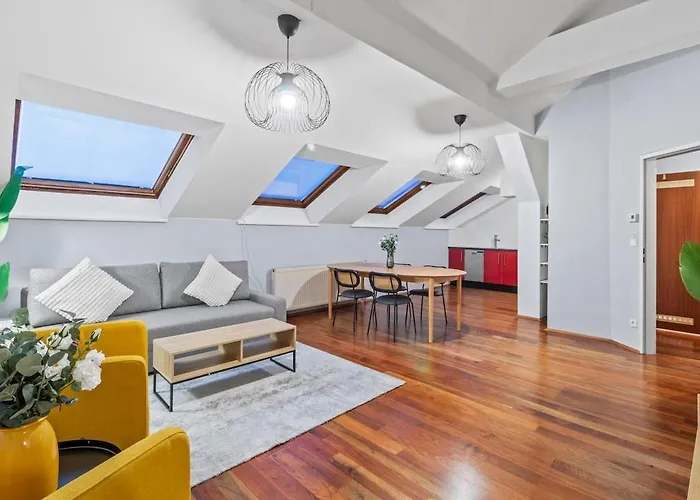 Spacious Next To Shopping Mall Apartment *